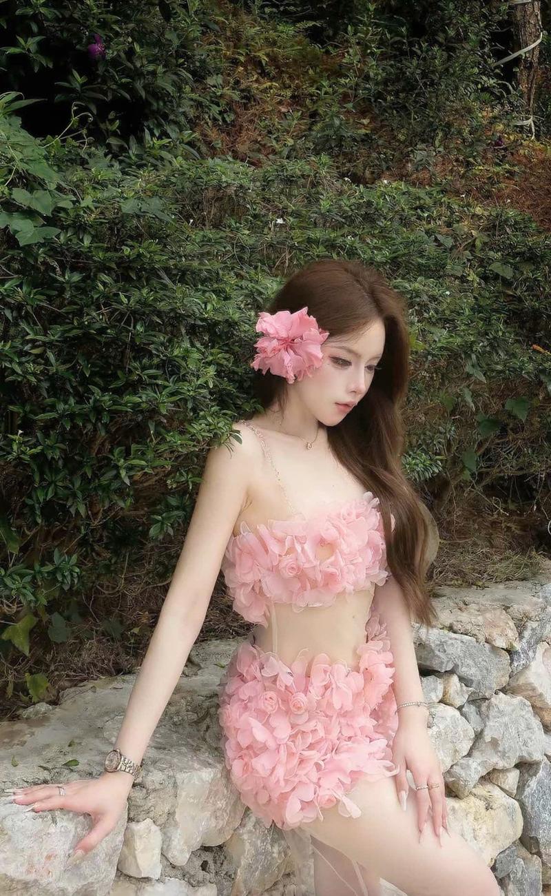 Nữ thần bikini xanh lá mát mẻ bên hồ bơi