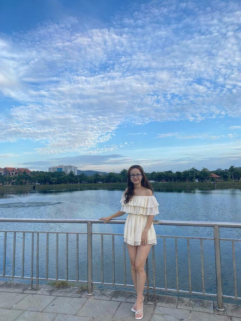 Người mẫu tư thế quyến rũ trong bikini vàng