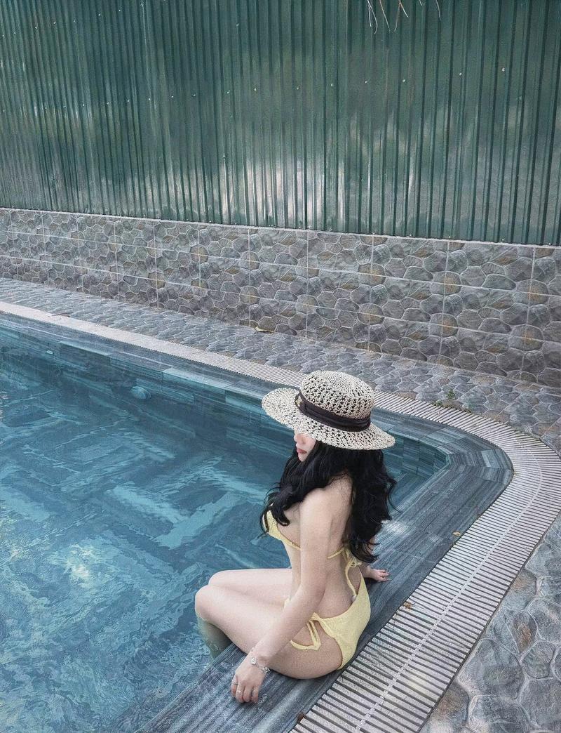 Cô gái mặc bikini thể thao năng động