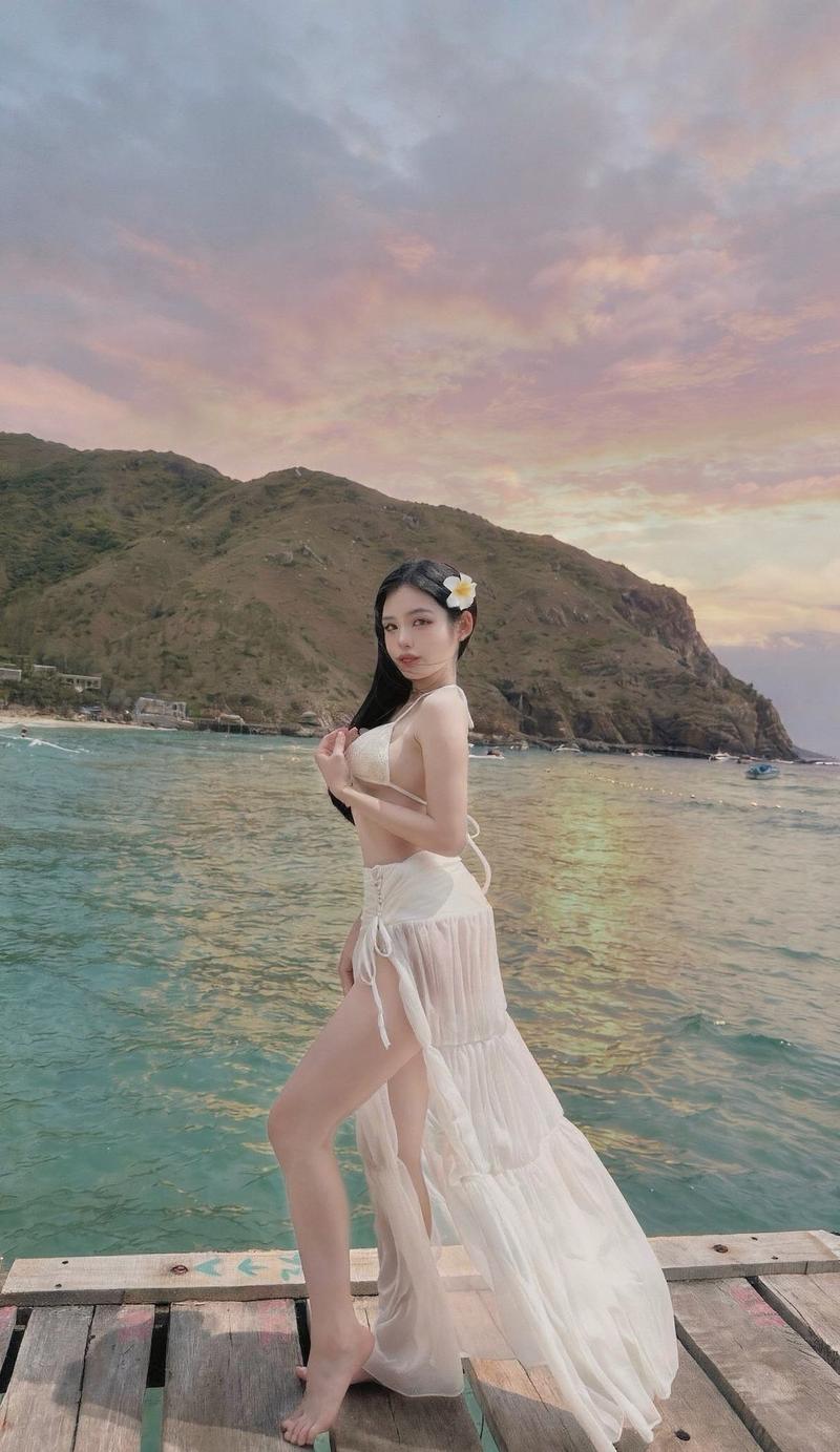 Model bikini sang trọng khoe đường cong S