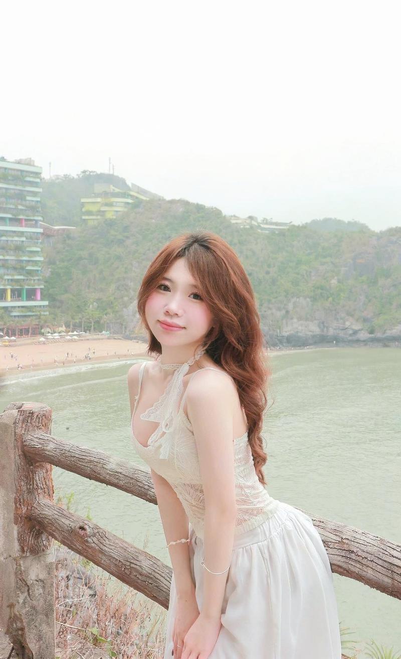 Model bikini sexy nằm trên ghế dài tắm nắng