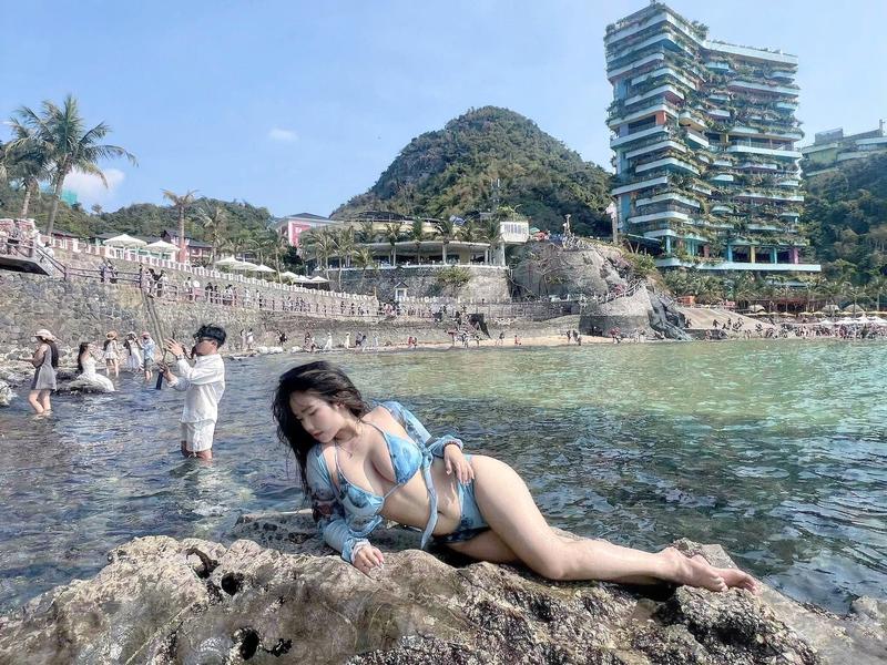 Nữ model bikini phong cách hè năng lượng