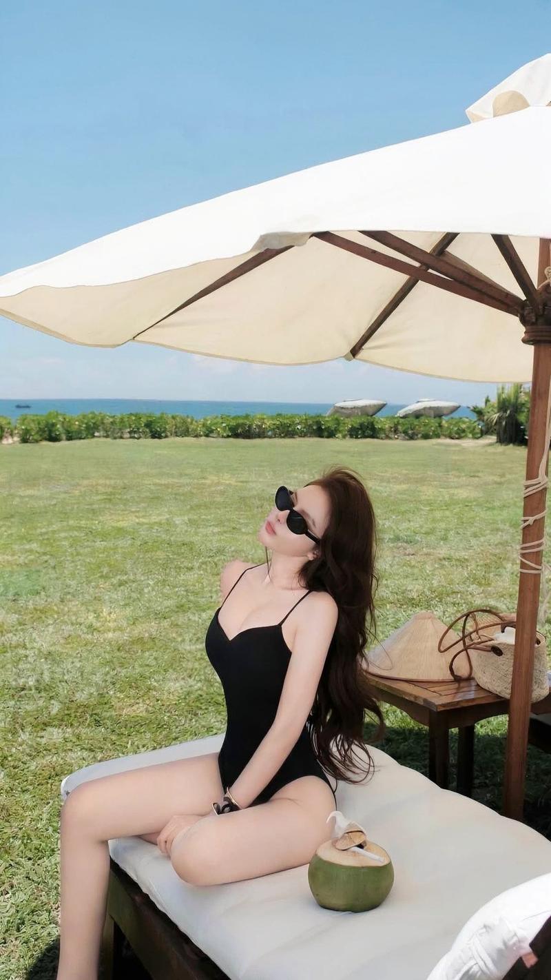 Người mẫu bikini xanh dương bên bờ biển nhiệt đới
