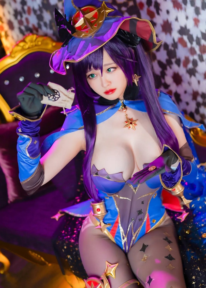 Ảnh Coser Arty Huang ánh mắt dâm đãng
