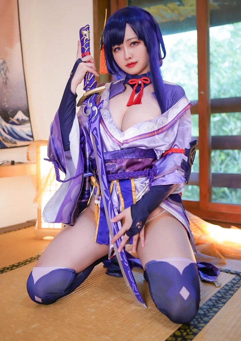 Ảnh Coser Arty Huang tư thế quỳ gợi cảm