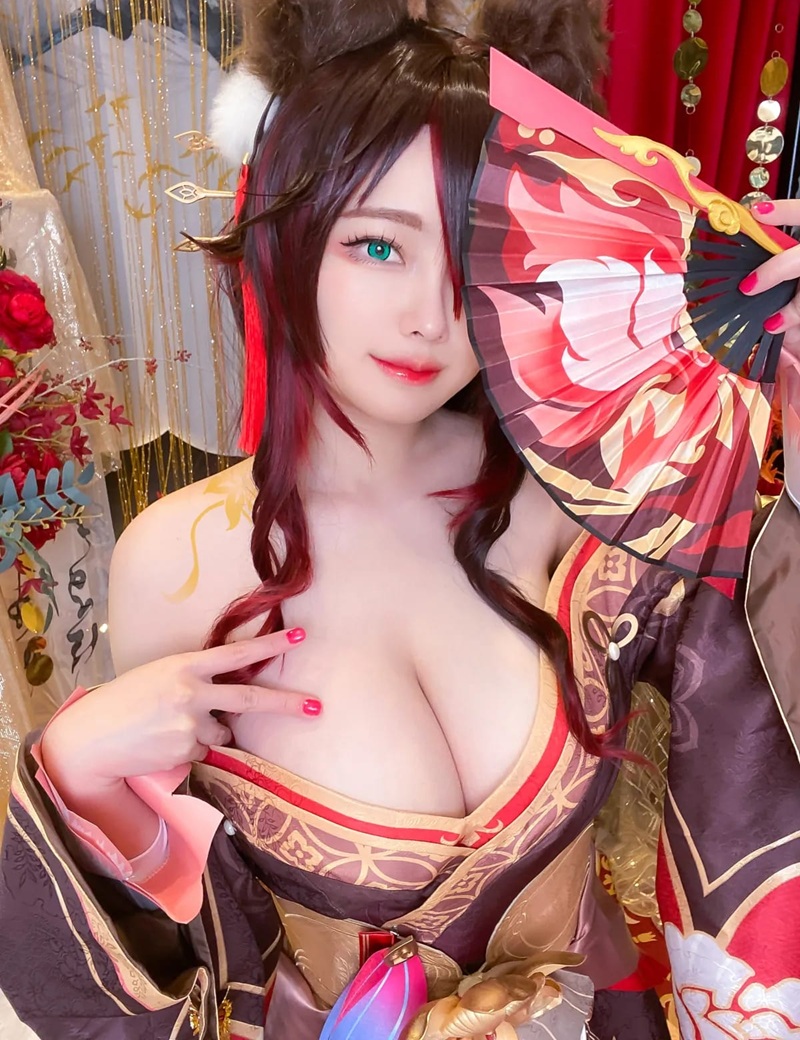 Ảnh Coser Arty Huang thân hình nóng bỏng