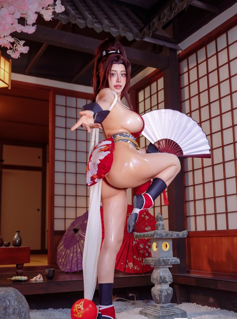 Ảnh coser Byoru môi đỏ mời gọi