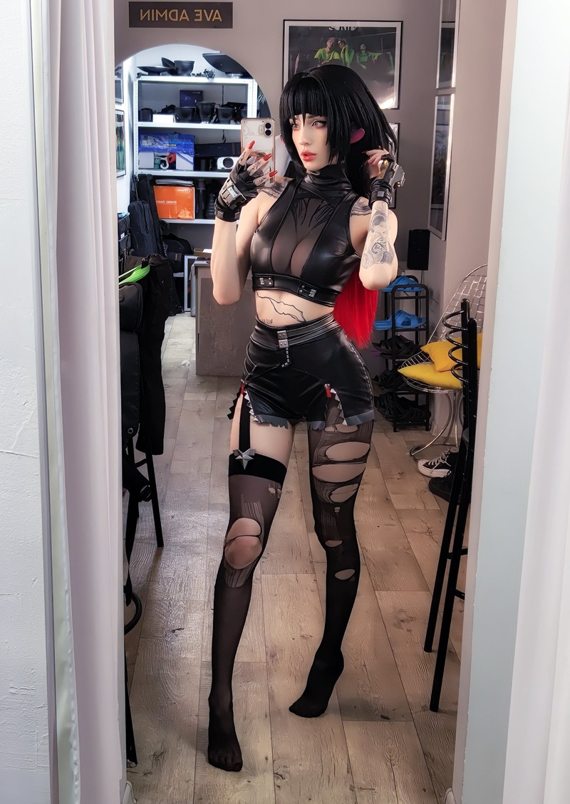 Ảnh Coser Alin ngực trần khiêu khích