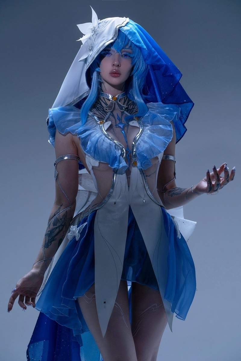 Ảnh Coser Alin bú ngón tay dâm