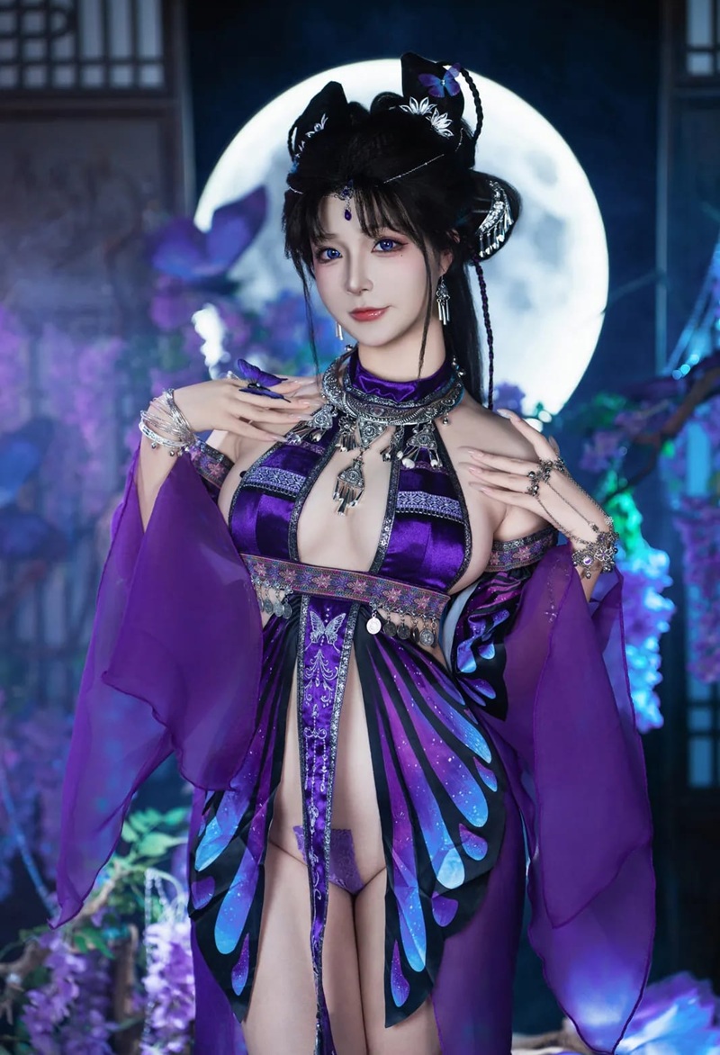 Ảnh coser Kokuhui mặc bikini hở hang