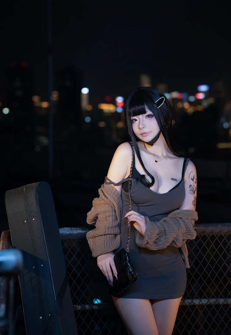 Ảnh coser Kokuhui đang cởi đồ chậm rãi