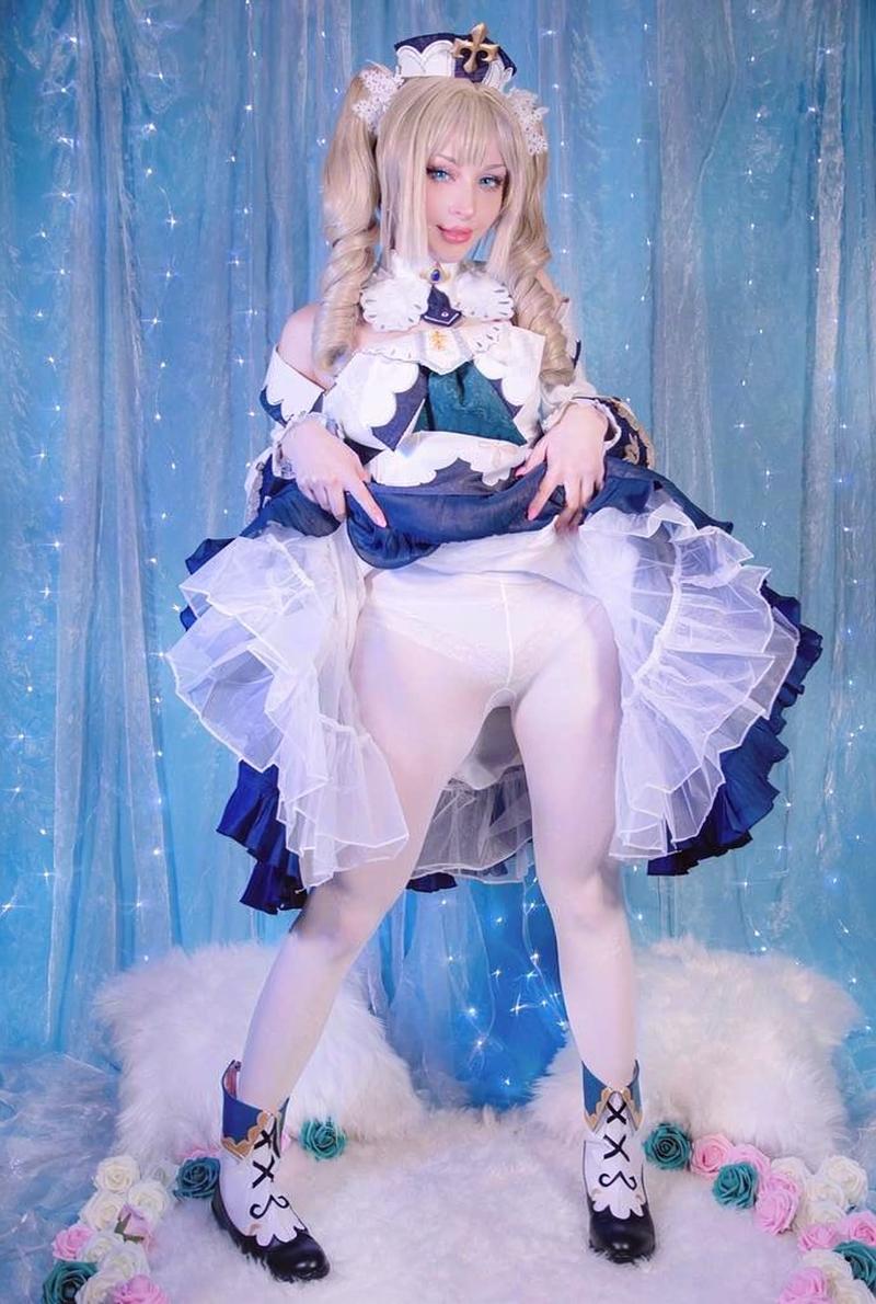 Cô gái cosplay tóc hai bên buộc nơ xanh