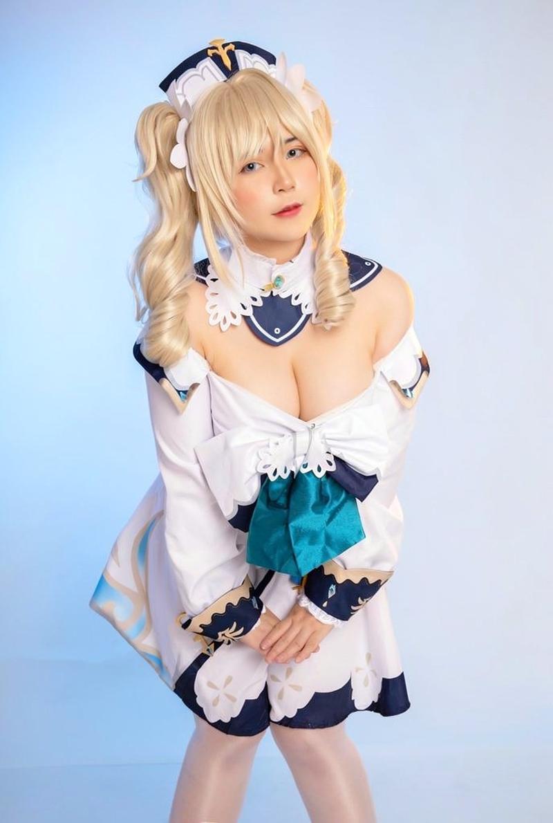 Cosplayer Barbara khoe vai tròn và eo thon