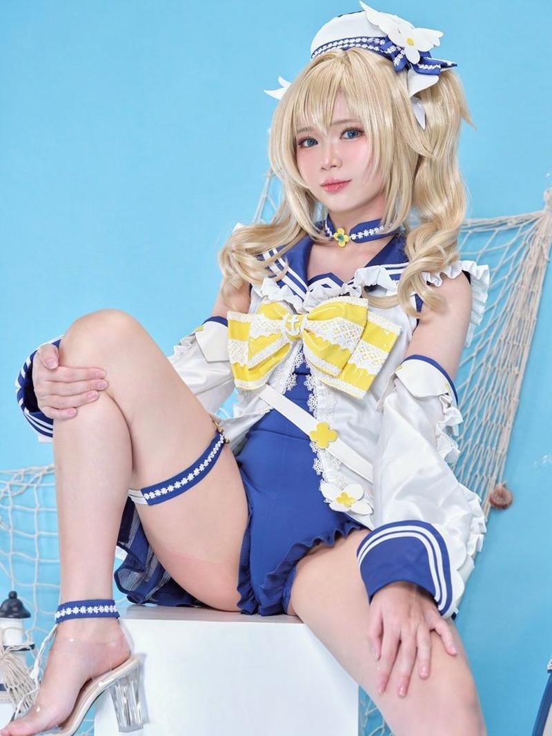 Cosplayer Barbara khoe chân dài trong váy ngắn