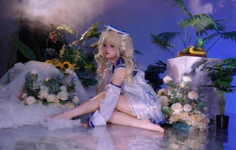 Cô gái cosplay tóc vàng hoe mặc váy trắng blue