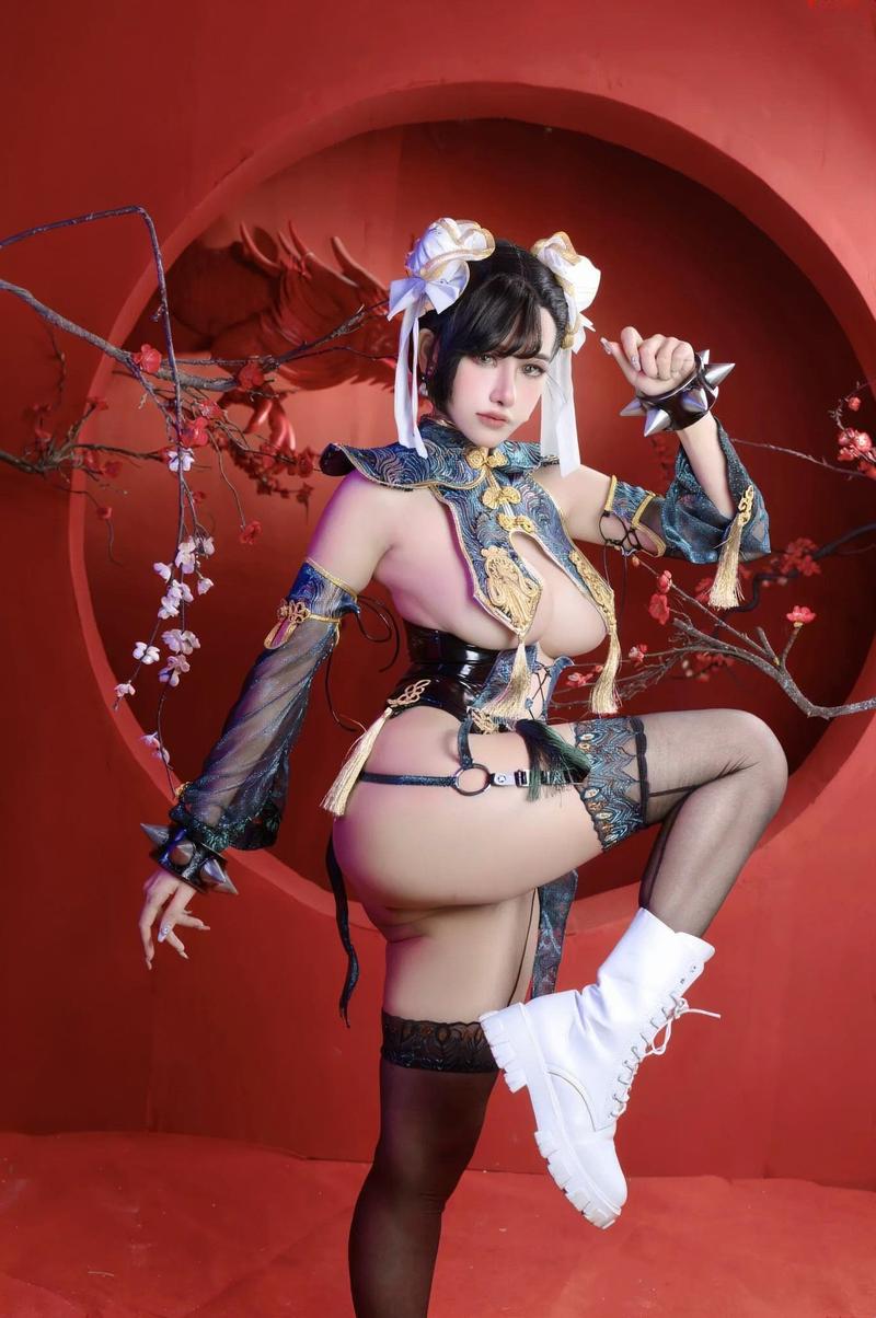 Cosplayer Chun Li tóc highlight xanh dương