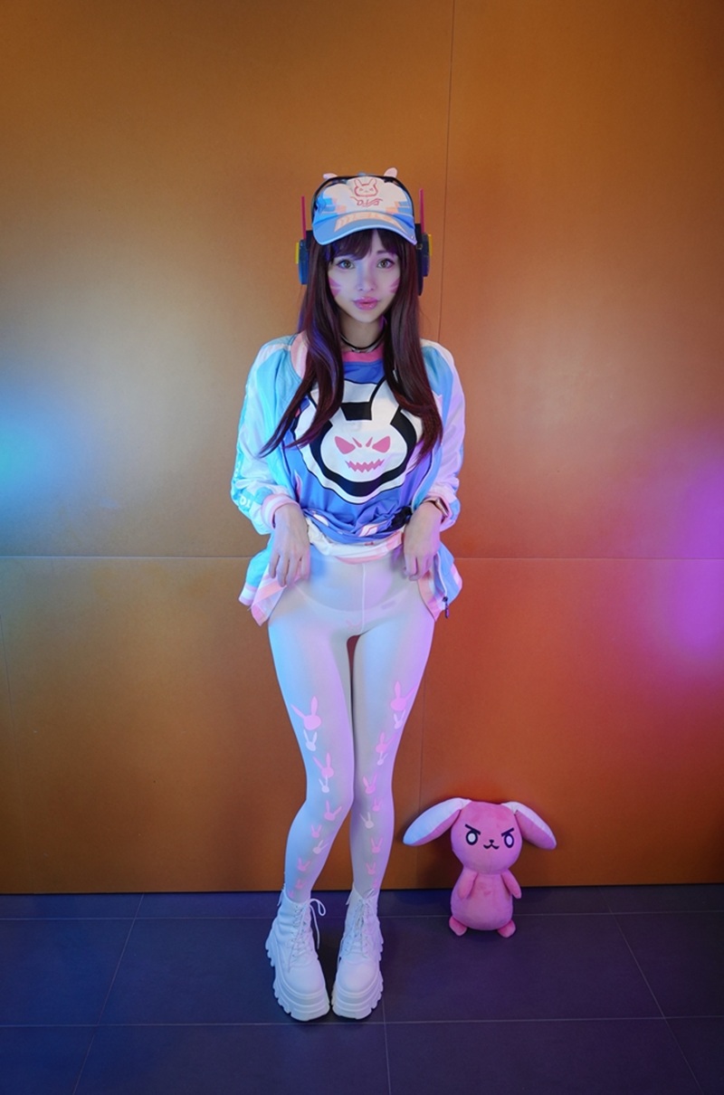 Ảnh Cosplay D.Va Overwatch ngực nảy tưng
