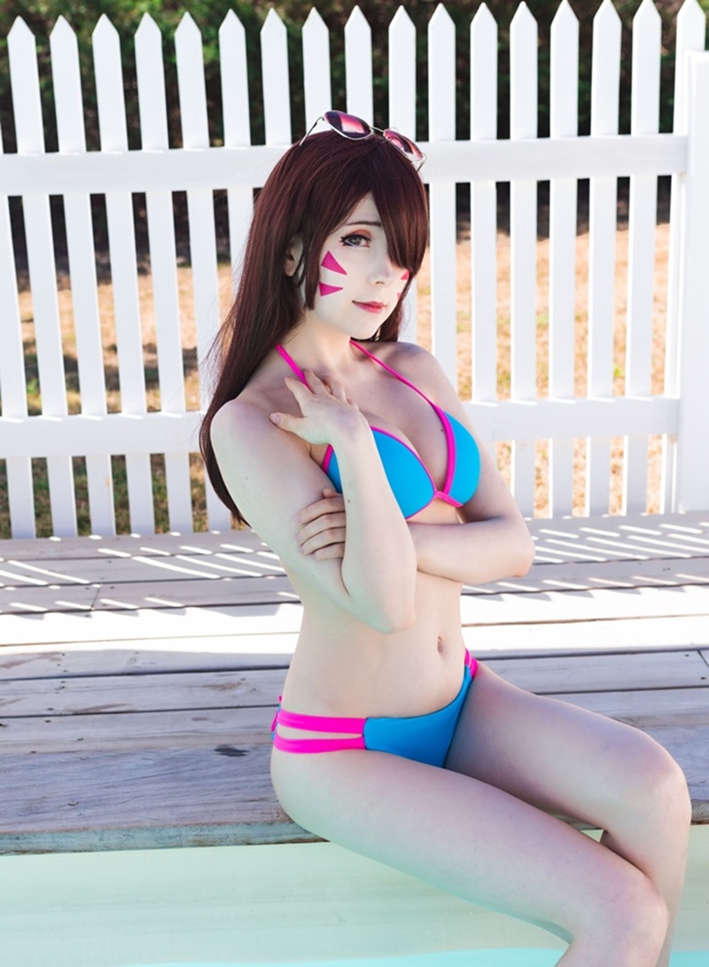 Ảnh Cosplay D.Va Overwatch pose quyến rũ