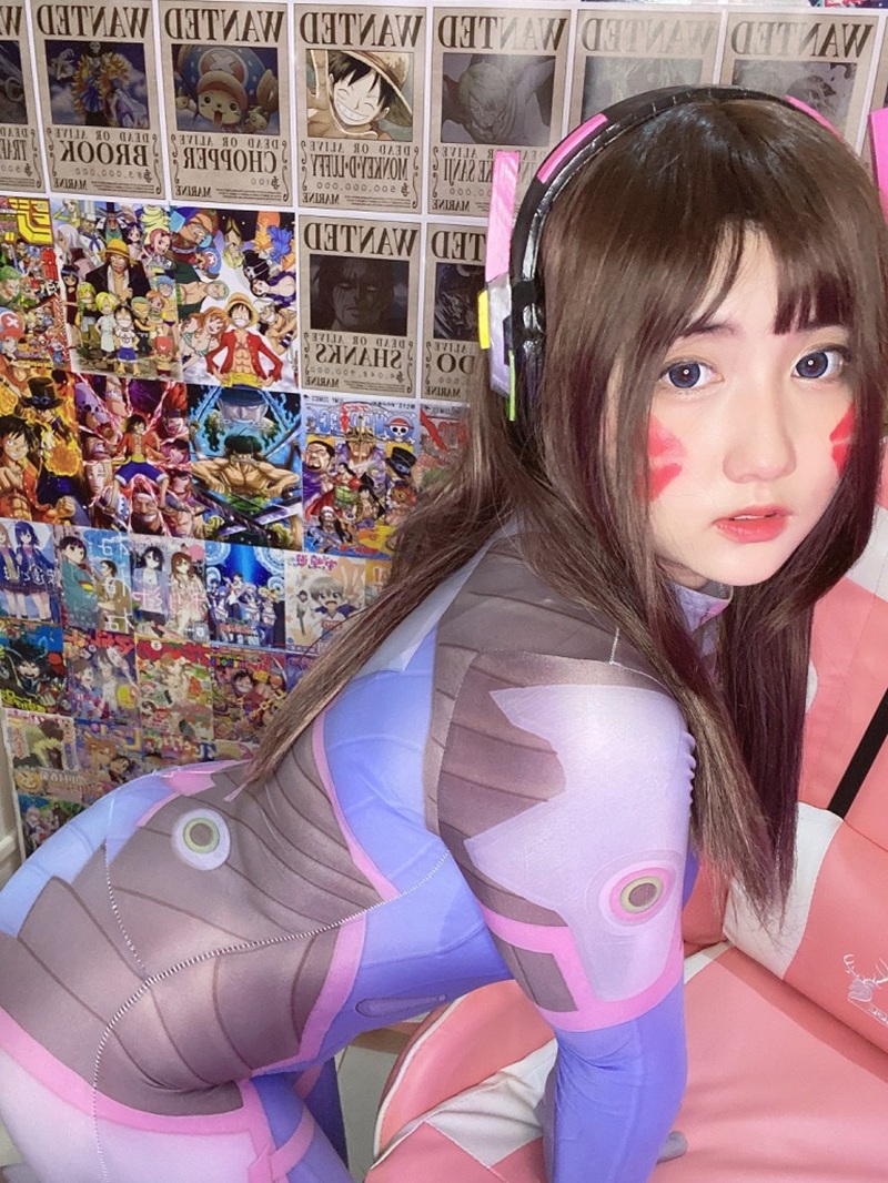 Ảnh Cosplay D.Va Overwatch pose khiêu dâm