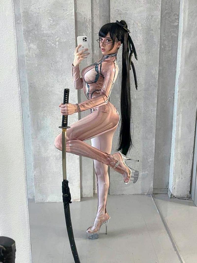 Eve Stellar Blade cosplay phiên bản bay lượn