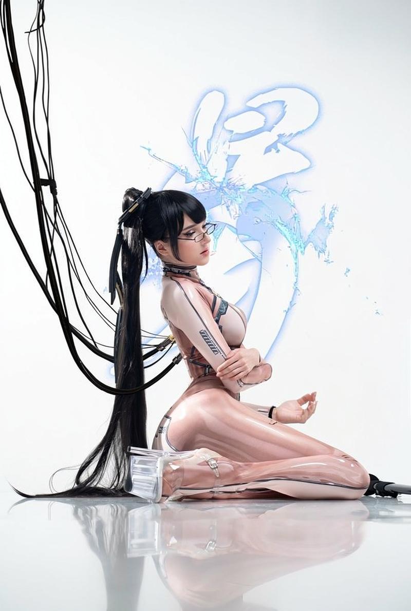 Eve Stellar Blade cosplay với hiệu ứng khói neon