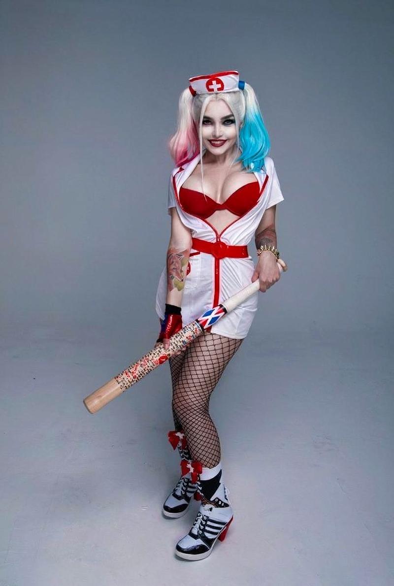 Cô nàng cosplay pose ngồi vắt chân trên xe máy
