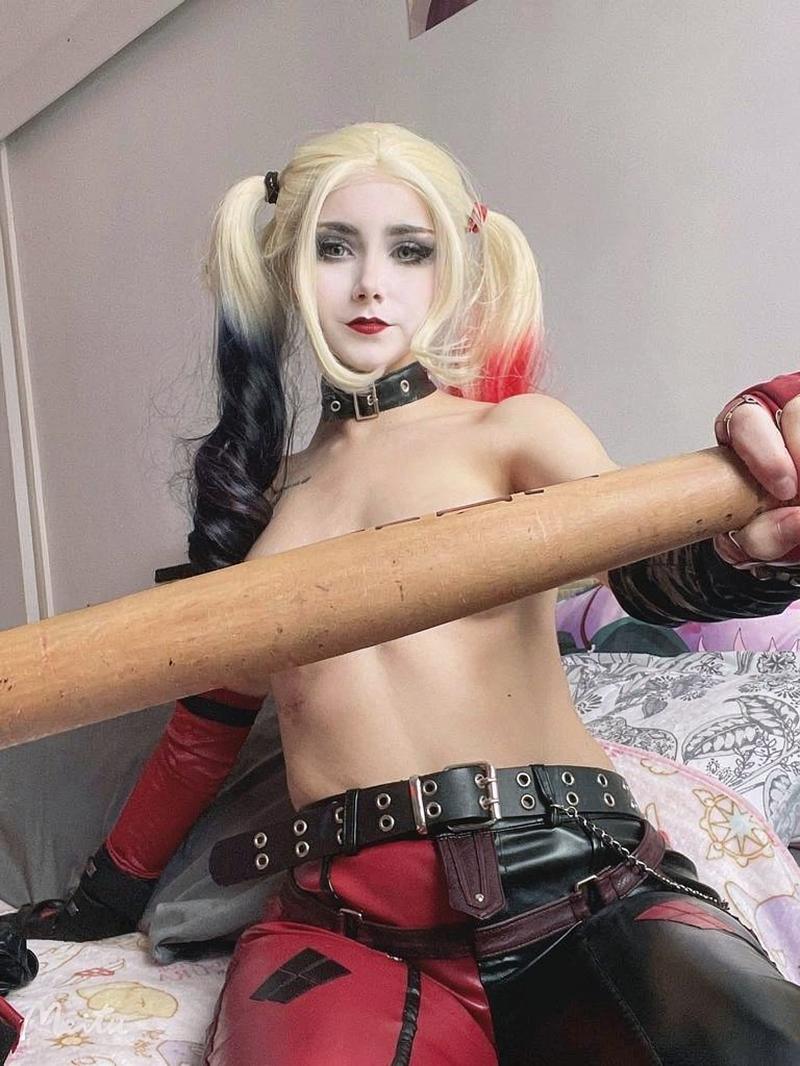 Harley Quinn pose nằm nghiêng trên nền graffiti