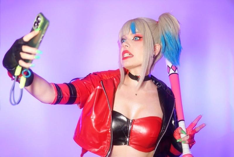 Nhân vật Harley Quinn cầm bông bóng trái tim