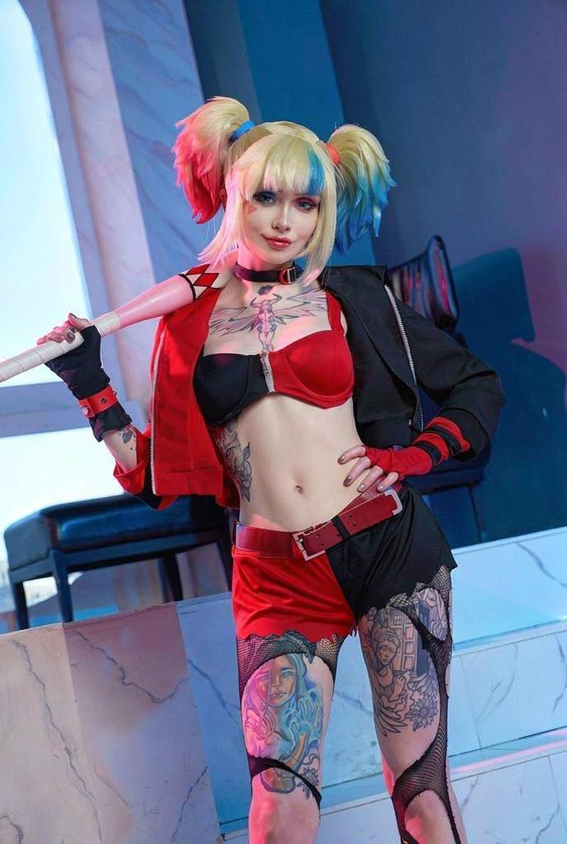 Harley Quinn pose quỳ một chân nhìn camera