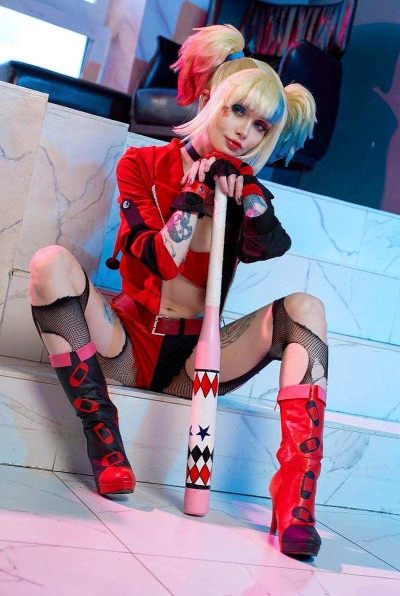 Harley Quinn cosplay dưới hiệu ứng khói màu