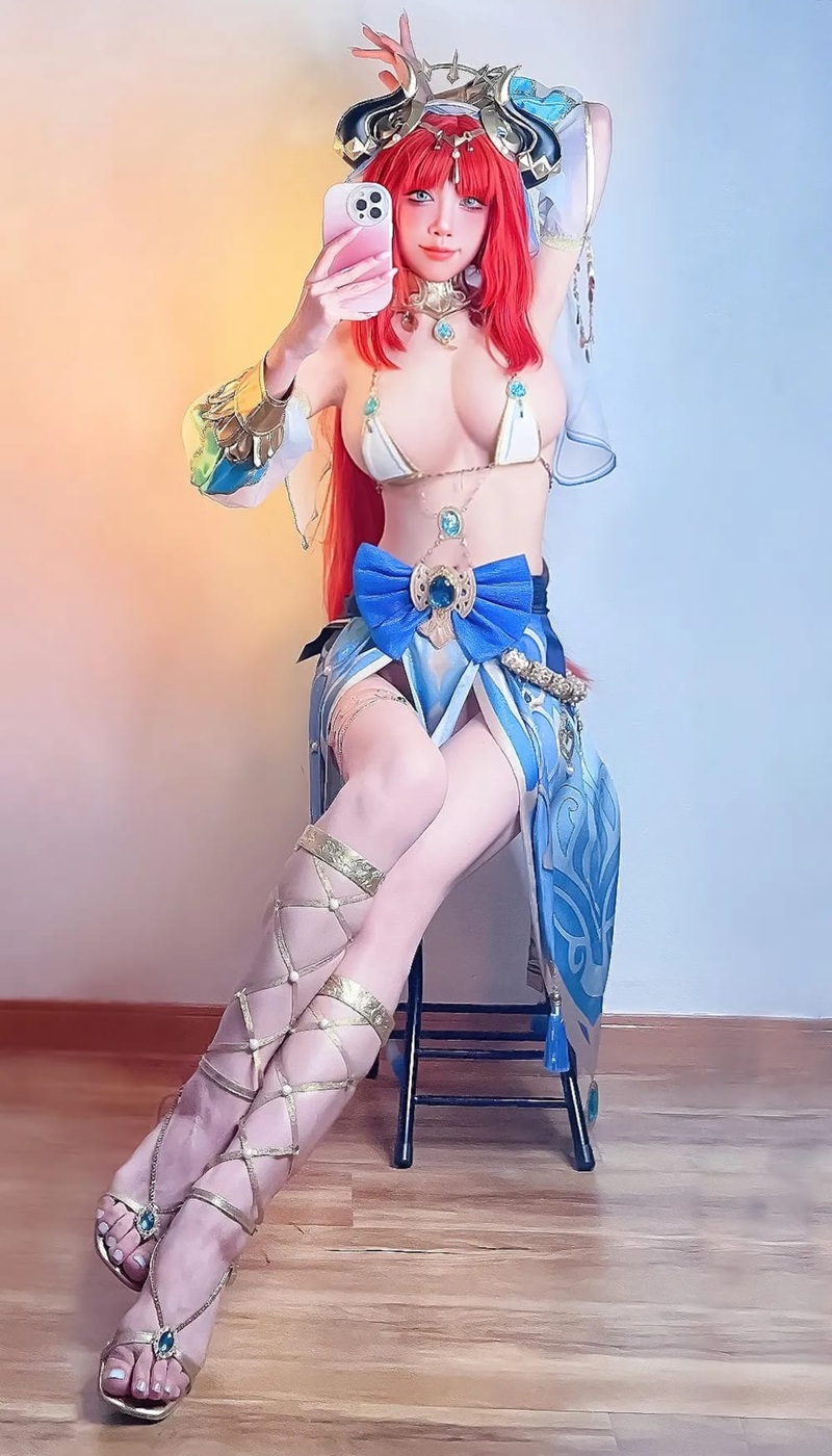 Ảnh cosplay Nilou mặc đồ mỏng ướt dâm