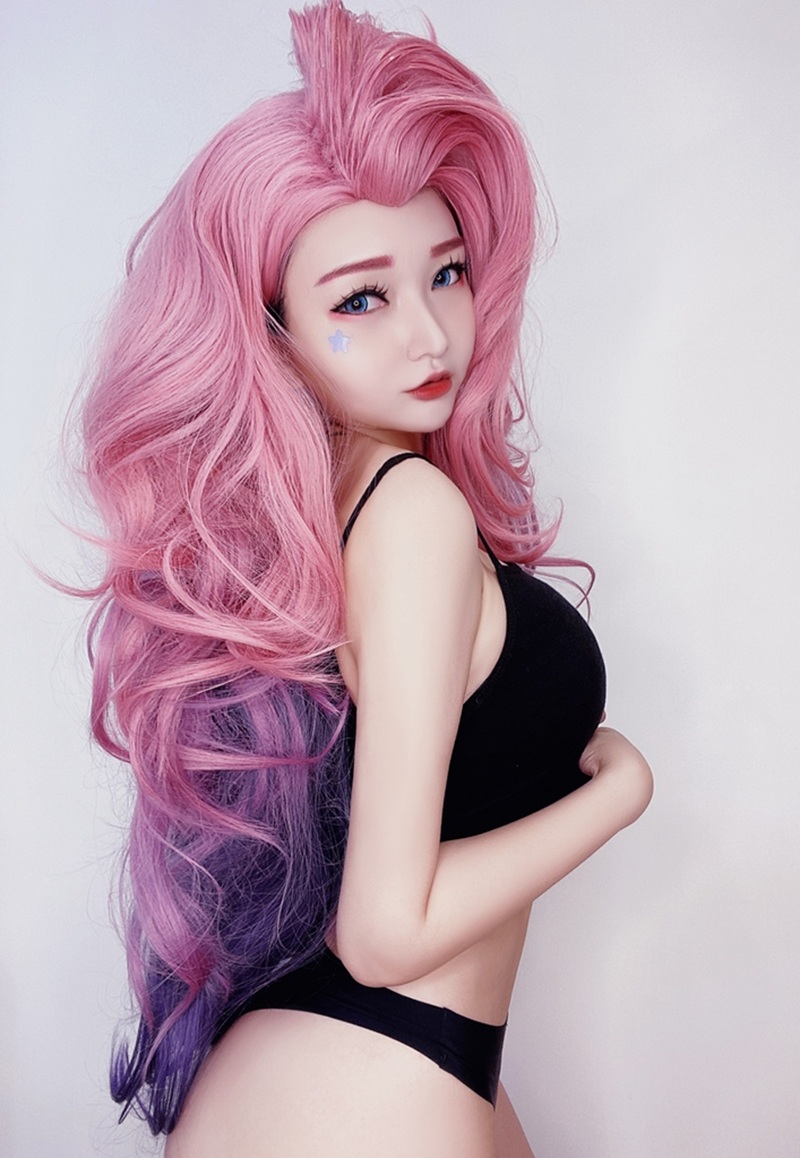 Ảnh Cosplay Seraphine ngón tay luồn vào