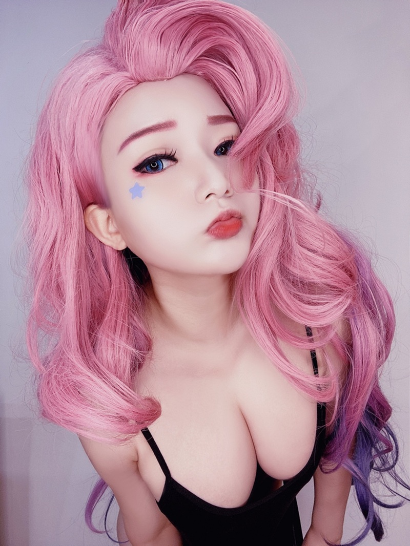 Ảnh Cosplay Seraphine da trắng hồng mịn màng