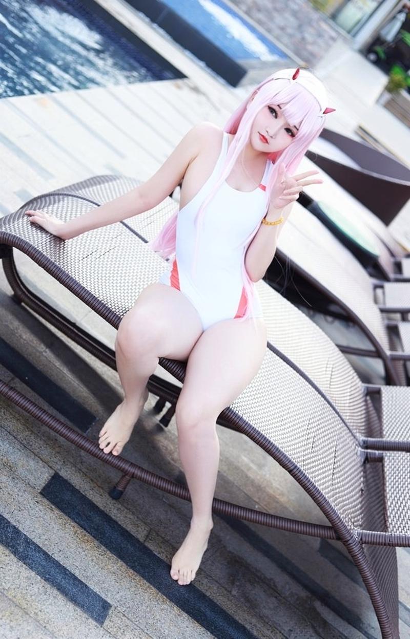 Zero Two cosplay mặc áo choàng trắng bay bổng