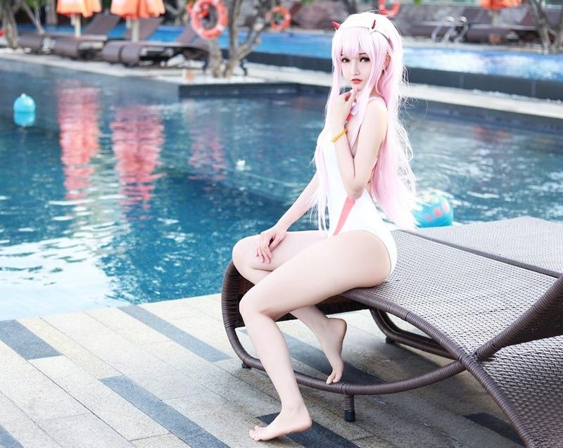 Zero Two pose đứng hông nghiêng đầy mê hoặc