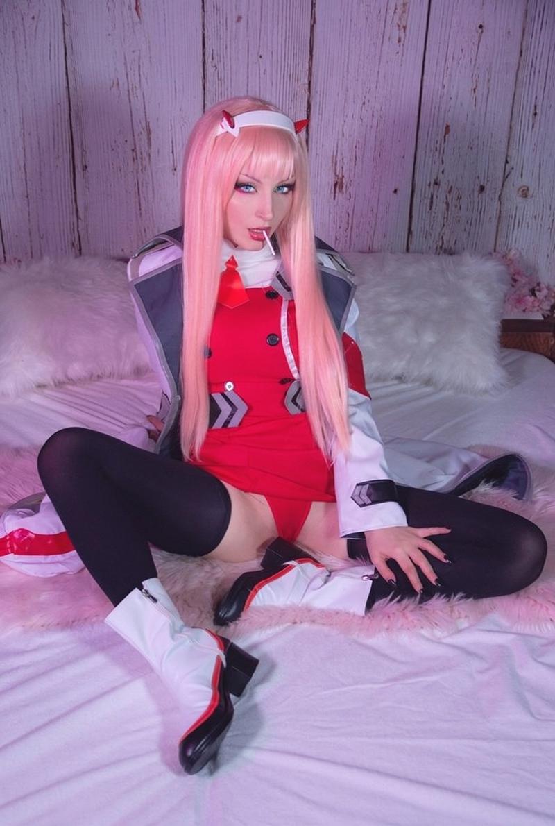 Zero Two pose victory tay làm dấu tim