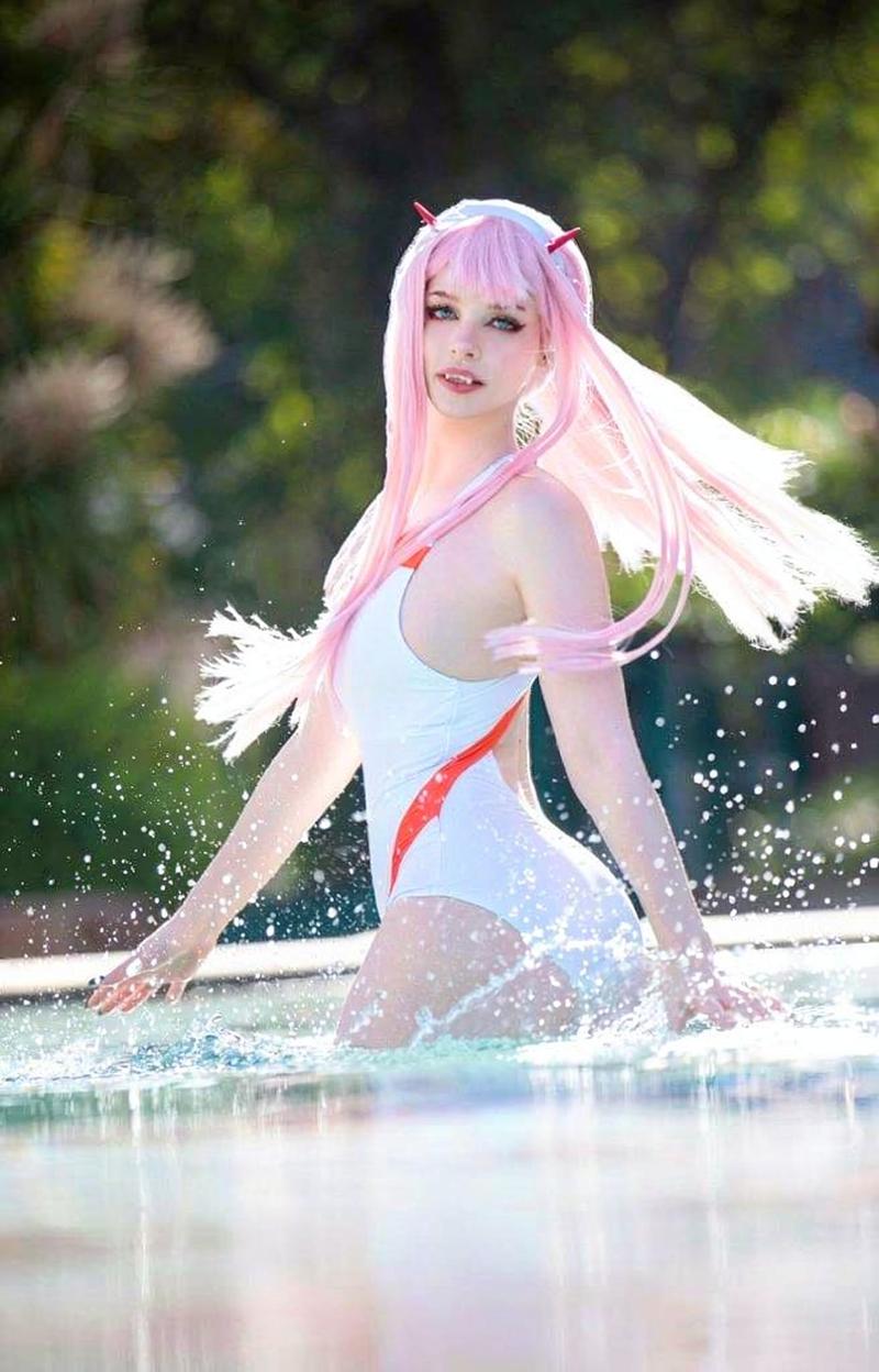Cosplayer Zero Two makeup mắt sắc sảo