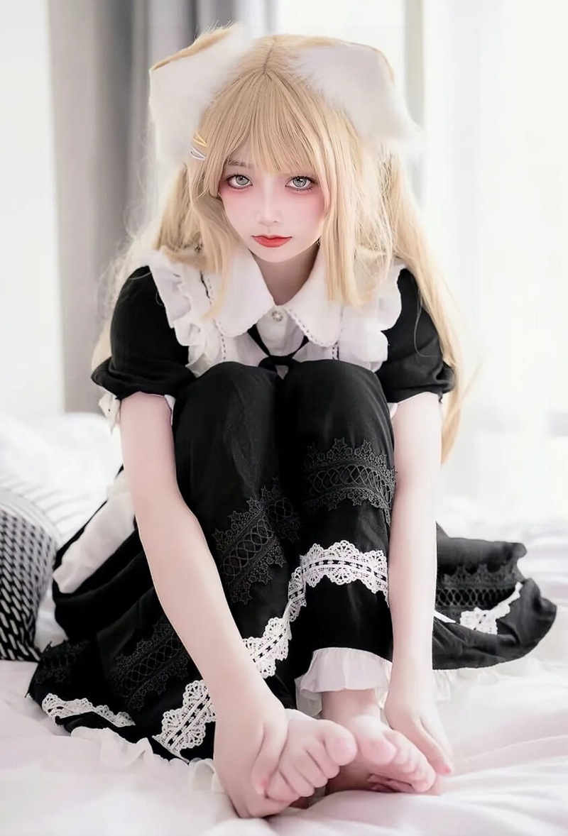Ảnh Cosplay Cat Girl liếm môi mắt dâm dục