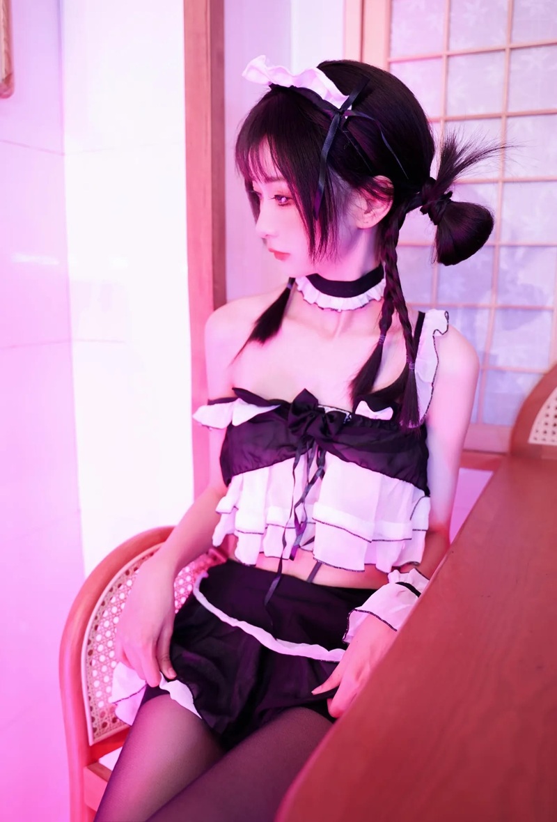 Ảnh Cosplay Hầu Gái doggy cong mông chờ địt
