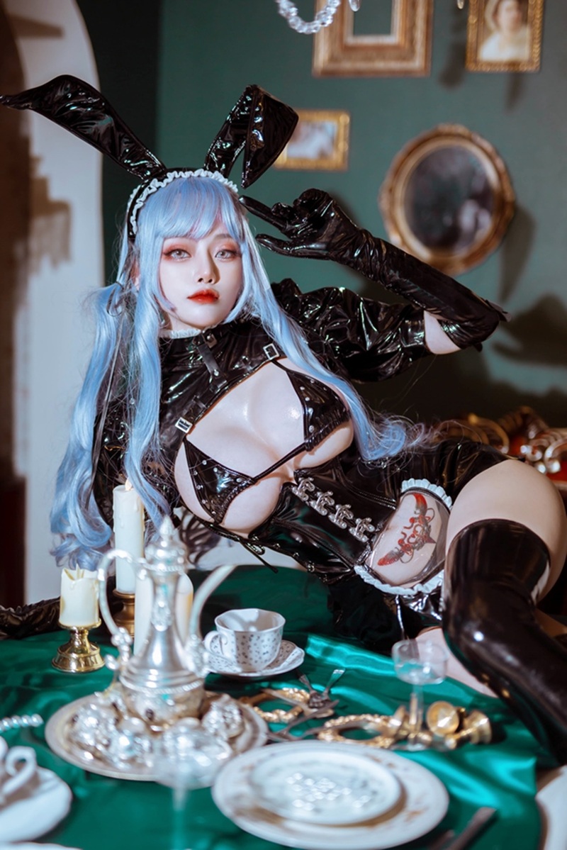 Ảnh Cosplay Hầu Gái liếm môi nhìn dâm dục