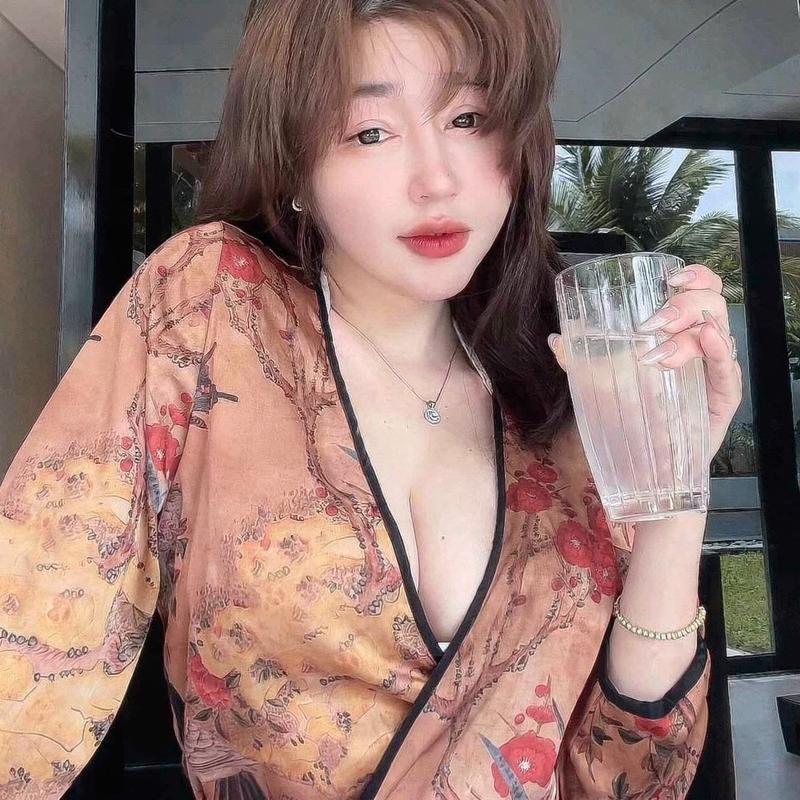 Cô nàng pose cầm kính râm phong cách hè