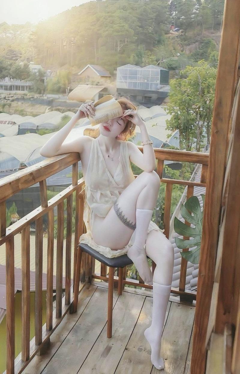 Người đẹp mặc váy midi hoa nhí nữ tính