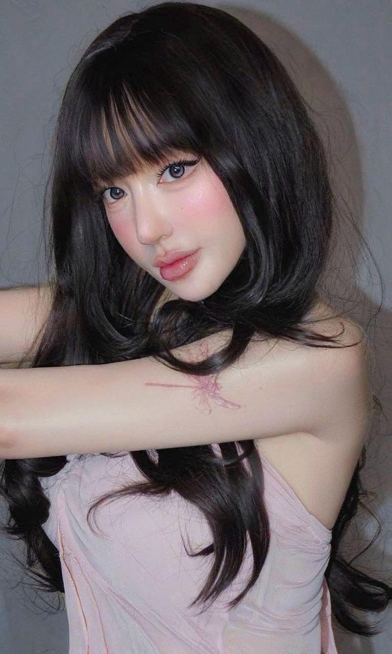 Chị gái ánh mắt long lanh dưới ánh sáng vàng