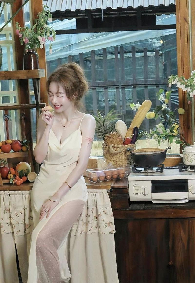 Nữ beauty khoe chân dài trong váy xẻ tà