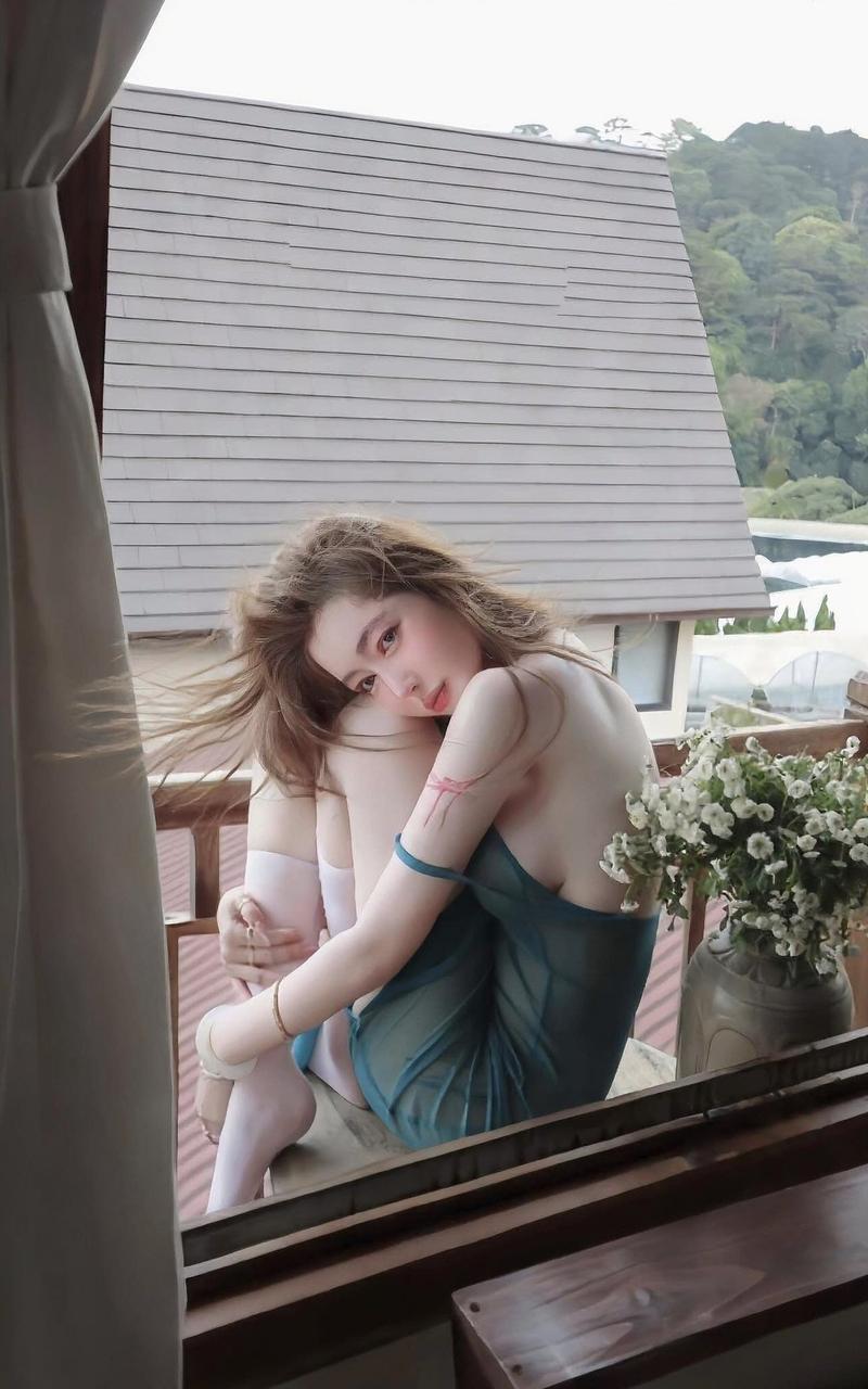 Elly Trần pose sexy bên bãi biển 4K sắc nét