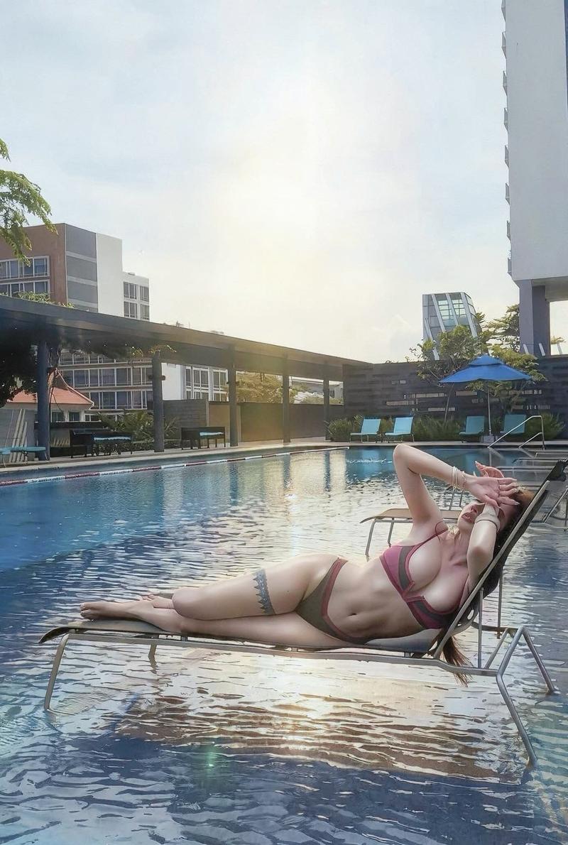 Chị gái pose đứng hông nghiêng duyên dáng