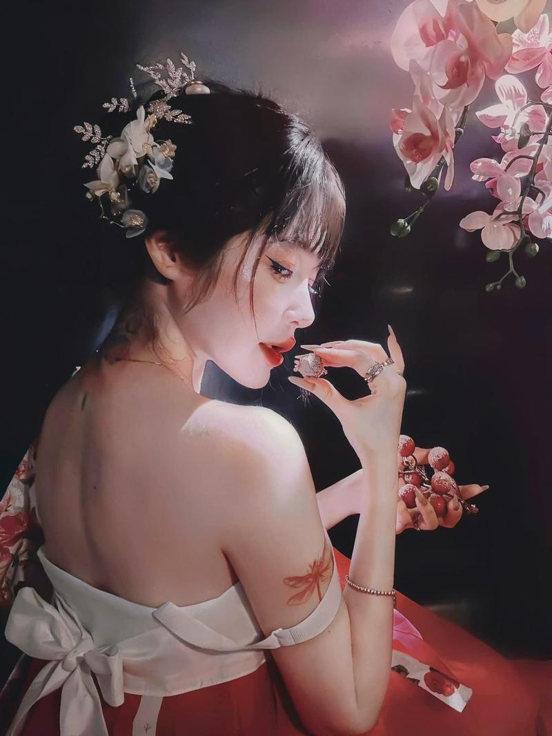 Cô gái mặc set đồ monochrome đen trắng