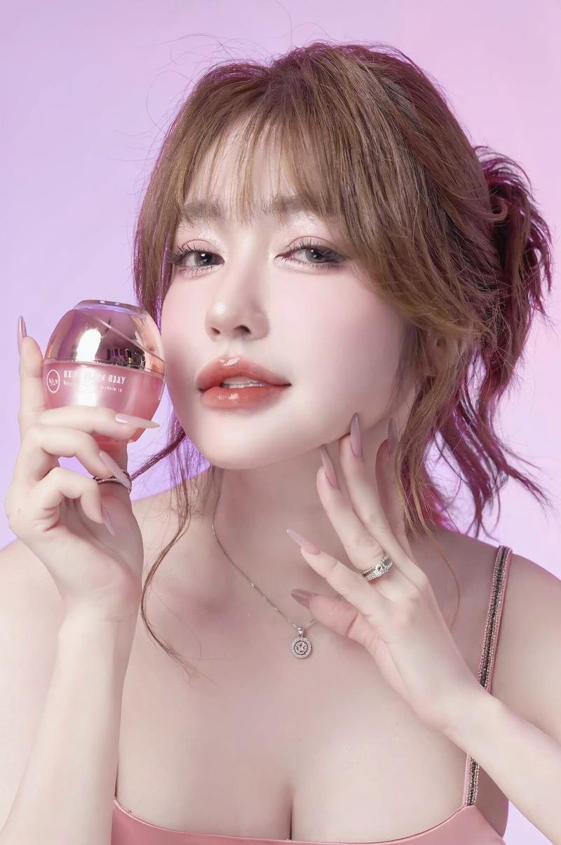 Gái xinh pose cầm hoa hồng lãng mạn