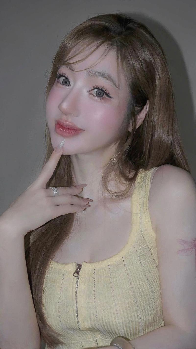 Elly Trần nụ cười tươi rạng rỡ phong cách hiện đại