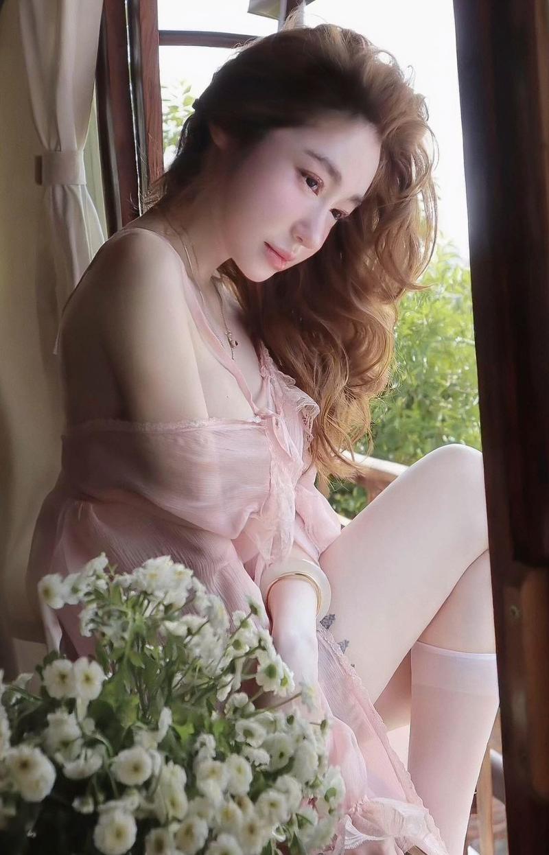 Nữ beauty mặc áo hai dây hở eo thon thanh thoát
